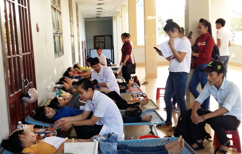 Sinh viên Trường Đại học Quảng Nam tham gia hiến máu.