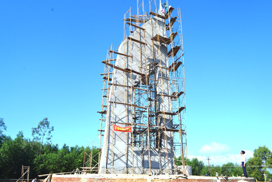 Tượng đài chiến thắng Đồng Dương đang được xây dựng ở xã Bình Định Bắc.Ảnh: N.Q.V