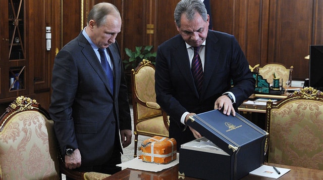 Bộ trưởng Shoigu chuyển hộp đen máy bay Su-24 lên Tổng thống Putin (Ảnh: Sputnik)