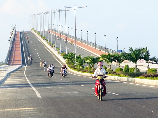  Cầu Cửa Đại hoàn thành là một trong những dấu ấn phát triển, tăng trưởng đột phá hạ tầng năm 2015 của Quảng Nam. Ảnh: TÙY PHONG