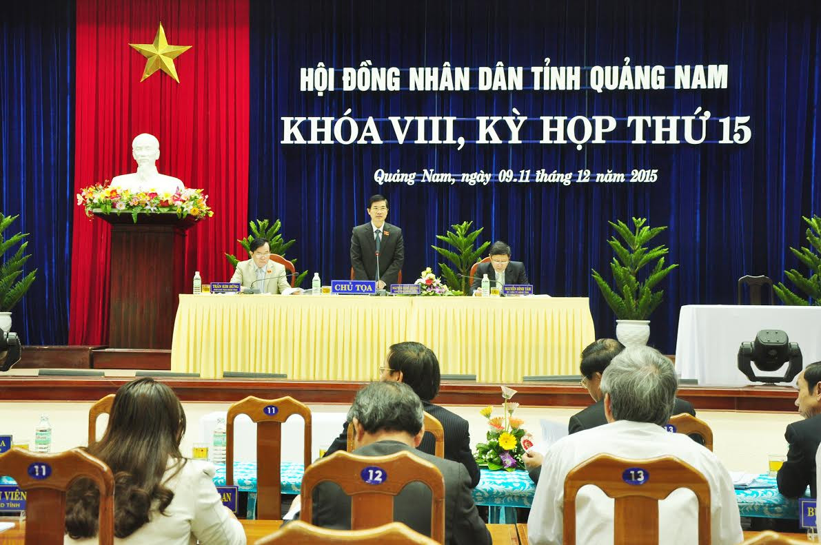 Bí thư Tỉnh ủy, Chủ tịch HHĐND tỉnh Nguyễn Ngọc Quang điều hành phiên chất vấn và trả lời chất vấn sáng nay.