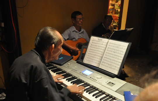 Cụ La Gia Quảng chơi piano ở Cung đàn xưa. Ảnh: T.Đ.T