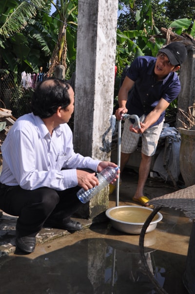 Nhiều năm nay, người dân xã Tam Xuân 2 (Núi Thành) sử dụng nguồn nước không hợp vệ sinh. Ảnh: T.H