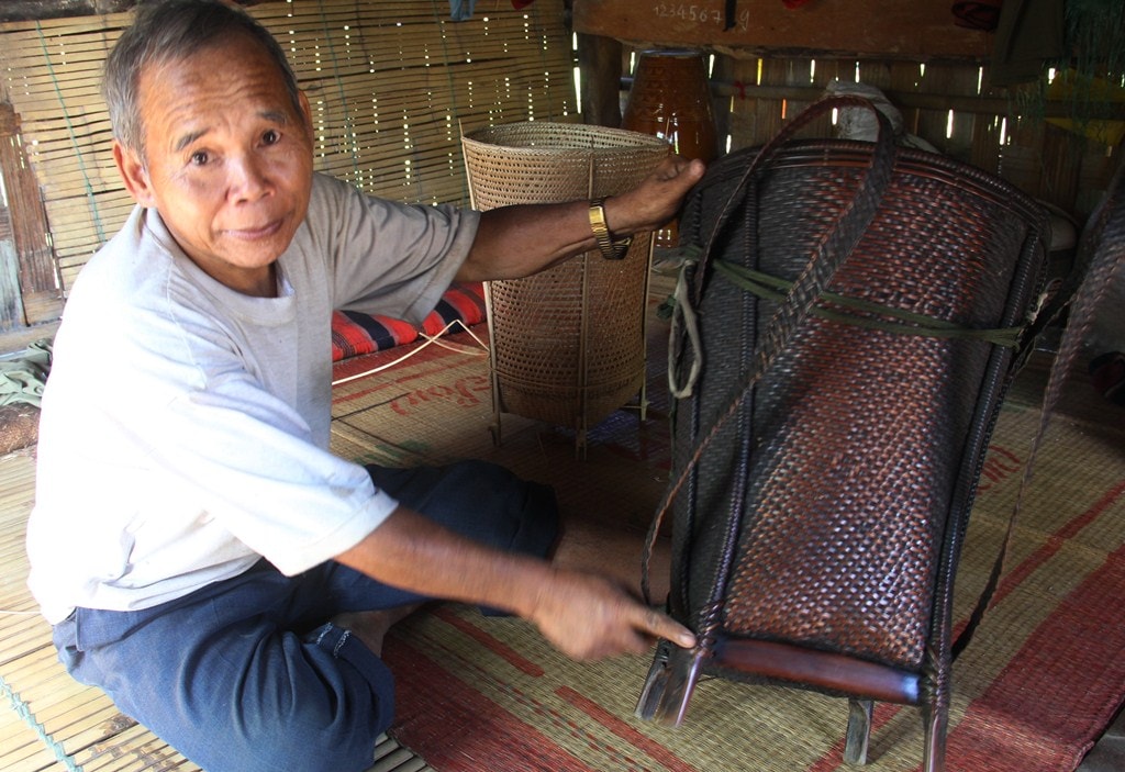 Loại gùi lớn này được ông Alăng Ngọc (ở thôn Bhờ Hôồng 2, xã Sông Kôn, Đông Giang) khẳng định chỉ có ở vùng người Cơ Tu sinh sống tại Lào.