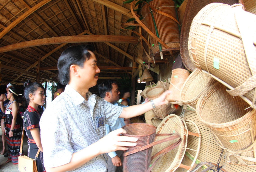 Sản phẩm gùi được trưng bày, triển lãm phục vụ du khách tại một sự kiện văn hóa của huyện Đông Giang.