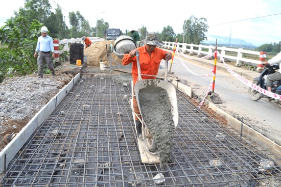 Công nhân Công ty CP Công trình GTVT Quảng Nam khẩn trương tiến hành nhiệm vụ. 