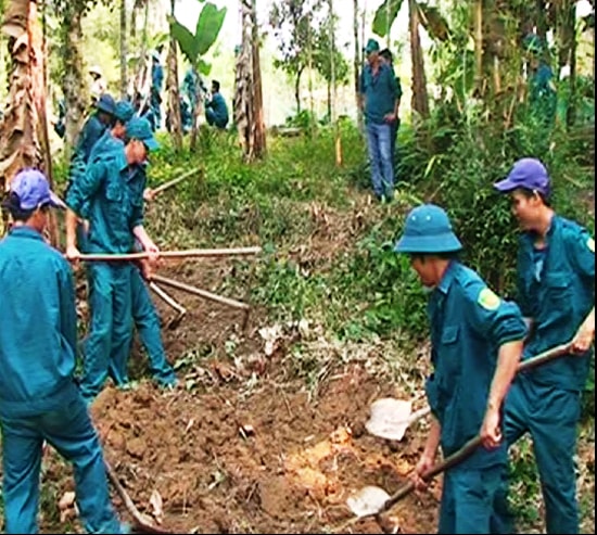 Dân quân xã Quế Phước giúp dân mở đường giao thông nông thôn. Ảnh: MINH THÔNG