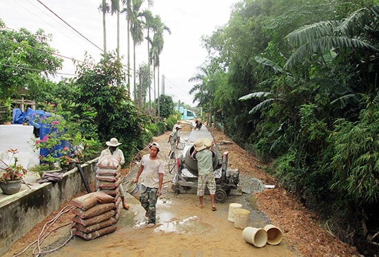  Mở rộng, nâng cấp tuyến đường chính ở thôn Thạnh Hòa, xã Quế Xuân 1, Quế Sơn. 