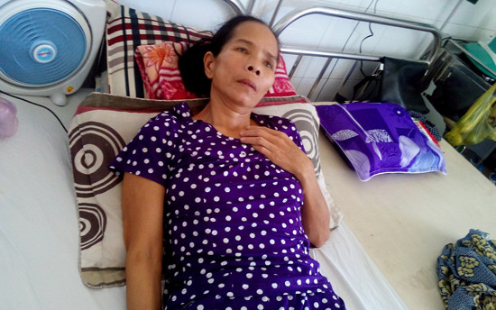 Bà Lê Thị Nhị đang điều trị tại bệnh viện Đà Nẵng. Ảnh: VÕ THỊ NHƯ TRANG