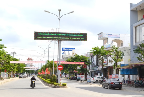 Tuyên truyền trực quan tại trung tâm thị trấn Ái Nghĩa chào mừng Đội công tác quận lỵ Đại Lộc đón nhận danh hiệu Anh hùng lực lượng vũ trang nhân dân. Ảnh: TCT