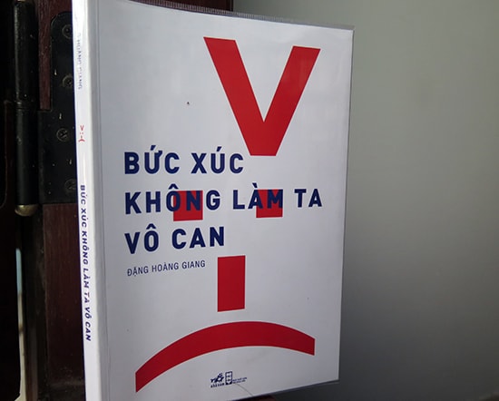 Bìa sách “ Bức xúc không làm ta vô can”.