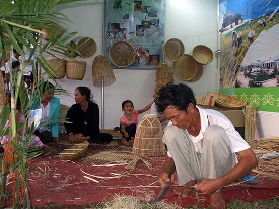 Những làng nghề đan lát nông ngư cụ, mỹ nghệ tre đã dần mai một. Ảnh: THỤC ANH