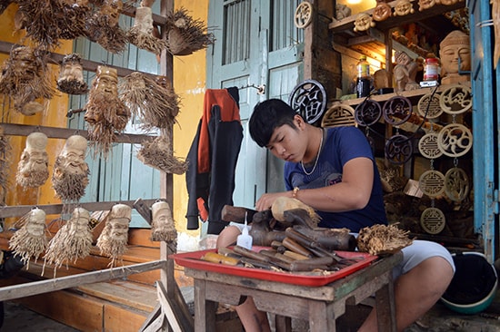 Chế tác sản phẩm lưu niệm từ tre đòi hỏi kỹ thuật và tốn thời gian nhưng lợi nhuận thấp.  Ảnh: VĨNH LỘC