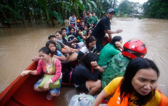 Nhiều người dân được sơ tán ra khỏi vùng ngập lụt.(Ảnh: Manilanews)