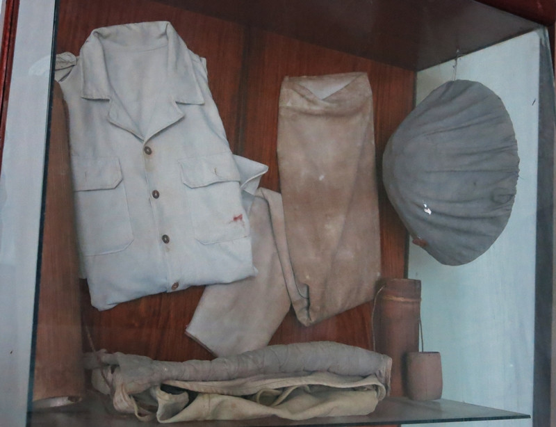 Quần áo, quân trang, chăn... của dân quân khu V.