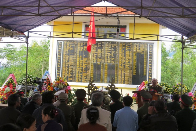 Bia tưởng niệm dày đặc tên tuổi của liệt sĩ Đoàn Pháo binh 557 hy sinh tại Mặt trận 4 Quảng Đà. Bích Liên