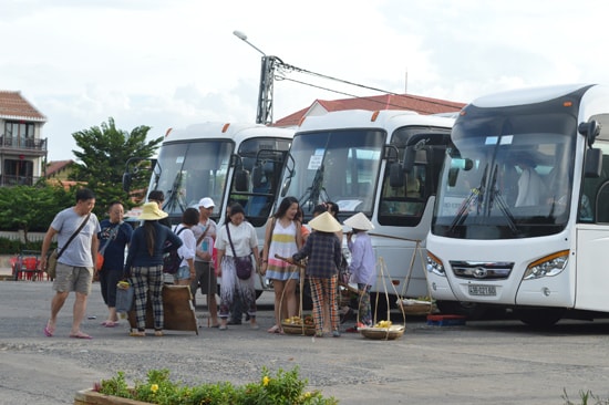 Hiện tượng chèo kéo, bán hàng rong làm ảnh hưởng đến hình ảnh du lịch Quảng Nam.  Ảnh: V.LỘC