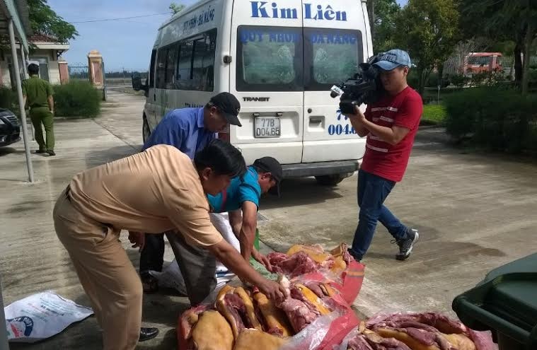 Hơn 400 kg thịt heo bốc mùi bị công an giao thông bắt giữ trưa 22.12.