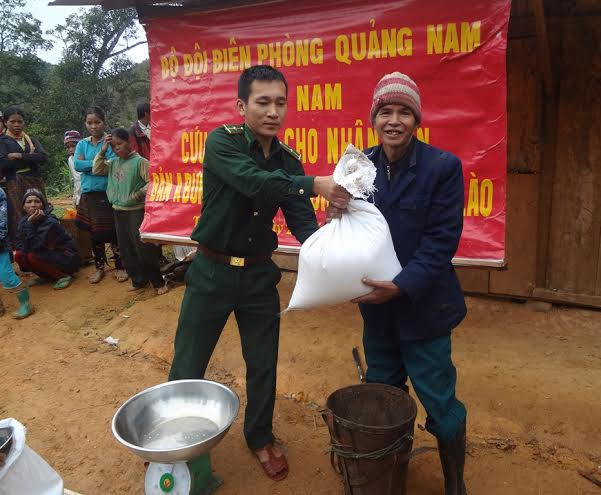 BĐBP tỉnh tặng gạo cho nhân dân 2 bản A Bưn và Pa Non, huyện Kạ Lừm, tỉnh Sê Kông (Lào).