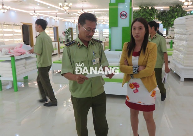 Lực lượng QLTT đang làm việc với đại diện công ty H.A Cao su thiên nhiên