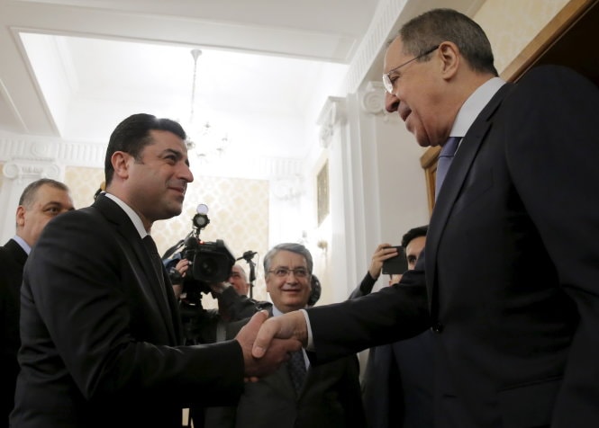 Ngoại trưởng Nga Sergei Lavrov (phải) chọc giận Thổ Nhĩ Kỳ khi tiếp chính trị gia người Kurd Selahattin Demirtas - Ảnh: Reuters