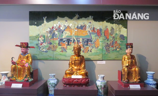 Bức tranh khảm xà cừ hình đức Phật nhập niết bàn, xung quanh là các tướng quân, tăng ni, cung phi mỹ nữ, muôn thú...