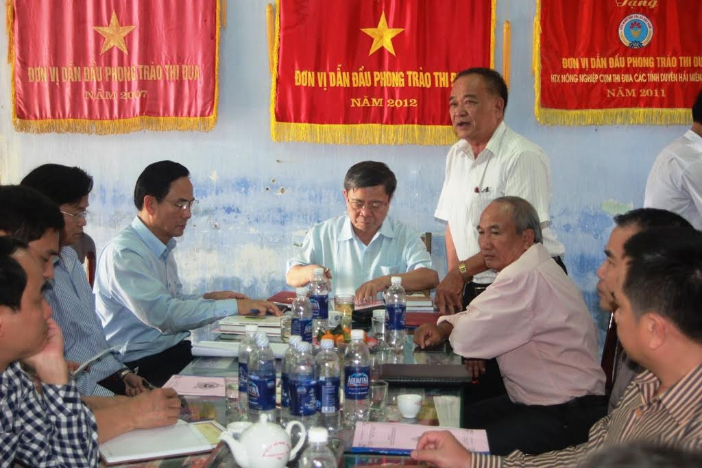 Đoàn công tác làm việc với HTX Điện Quang