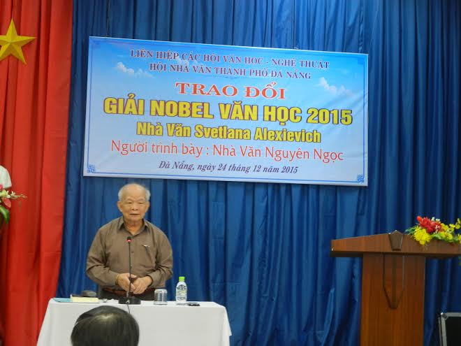 Nhà văn Nguyên Ngọc tại buổi nói chuyện về tác giả giải Nobel văn học 2015.