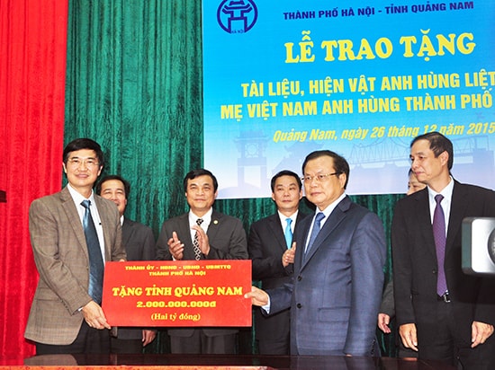 Thay mặt lãnh đạo TP.Hà Nội, đồng chí Phạm Quang Nghị trao tặng đáp nghĩa Quảng Nam 2 tỷ đồng Quỹ đền ơn. Ảnh:N.ĐOAN