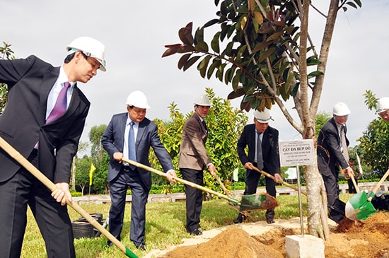 Đồng chí Phạm Quang Nghị cùng các đồng chí lãnh đạo tỉnh trồng cây lưu niệm tại Tượng đài Mẹ Việt Nam anh hùng.