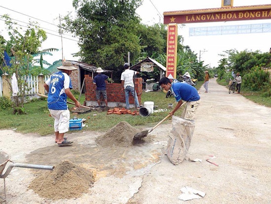 Gây quỹ đoàn từ đảm nhận công trình thanh niên ở Chi đoàn thôn Đông Hà, xã Bình Dương, Thăng Bình. Ảnh: L.T.NGÂN