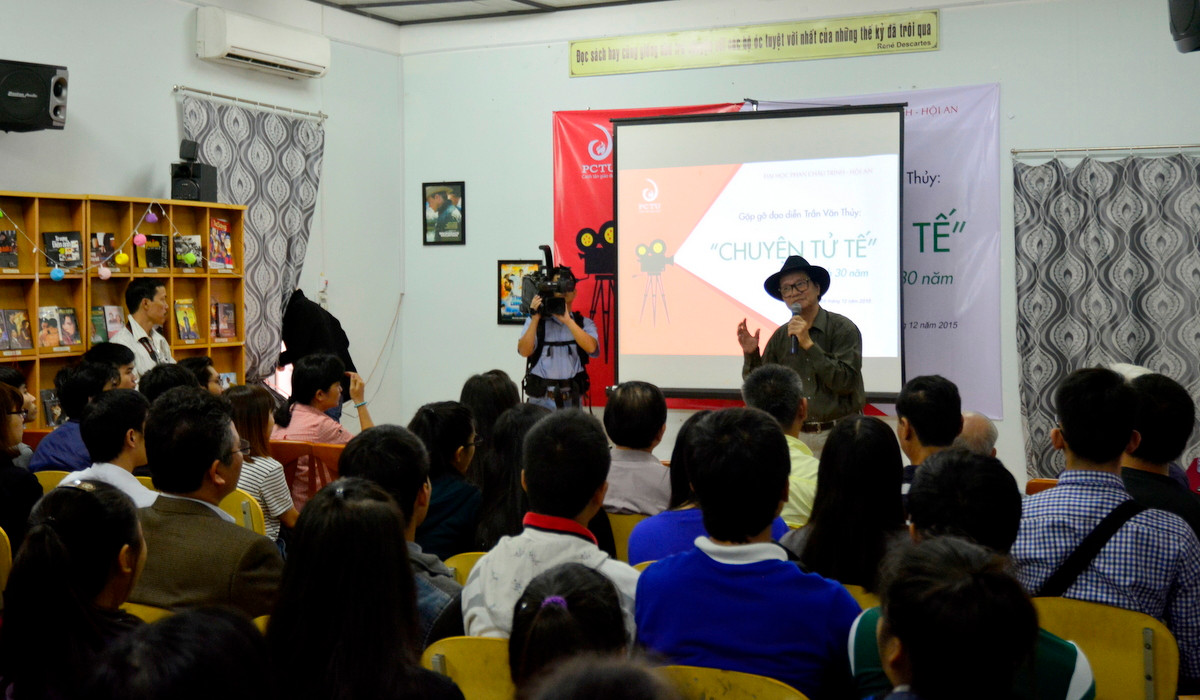 Đạo diễn - NSND Trần Văn Thuỷ gặp gỡ khán giả miền Trung tại Trường Đại học Phan Châu Trinh. Ảnh: XUÂN THỌ