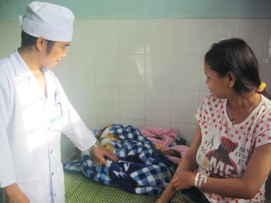 Trung tâm Y tế huyện Tây Giang vừa thực hiện thành công ca mổ song thai cho sản phụ Alăng Thị Níu. Ảnh: VĂN HÀO
