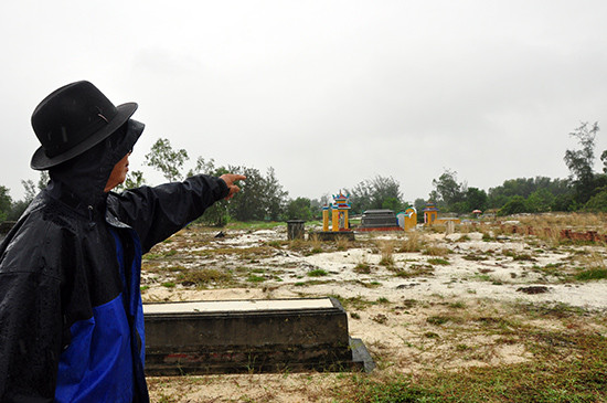 Người dân tổ 13, thôn Phước Ấm chỉ địa điểm quy hoạch nghĩa trang tập trung xã Bình Triều.  Ảnh: HÀN GIANG