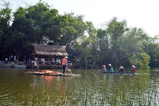 Tái hiện hoạt cảnh hò khoan đối đáp trên sông. 