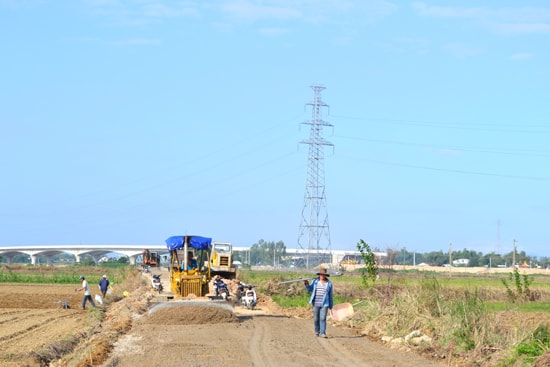 Triển khai thi công tuyến ĐH10.ĐB tại thị xã Điện Bàn. Ảnh: C.TÚ