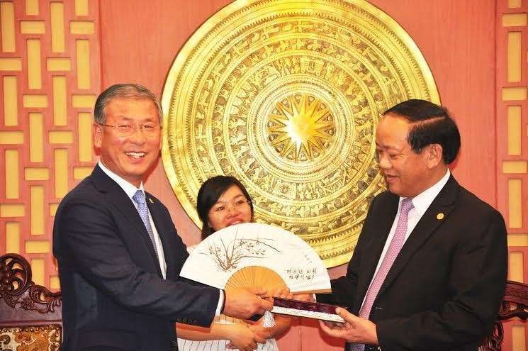 Mr Lee Byung Hee (left) and Chairman Thu