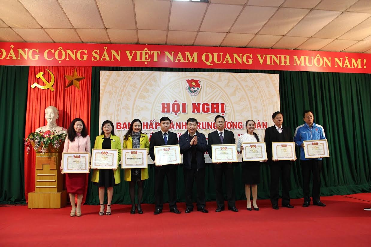 Tặng bằng khen cho các đơn vị xuất sắc công tác Đoàn và phong trào thanh thiếu nhi năm 2015