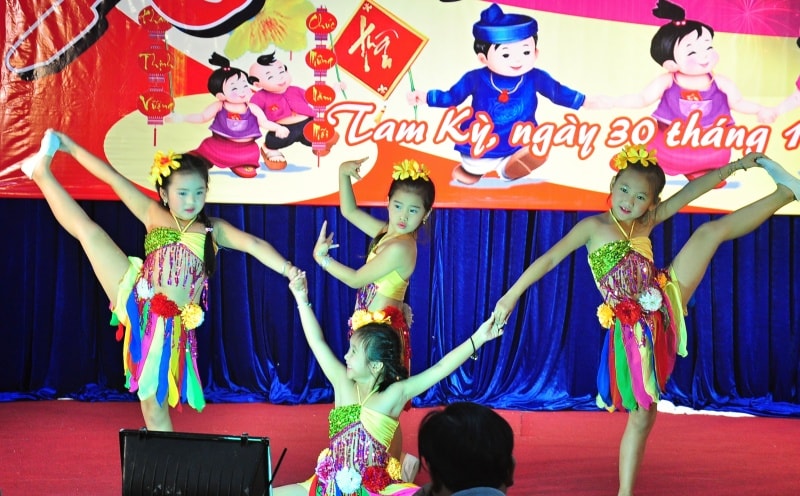 Một tiết mục của các em thiếu nhi thành phố. Ảnh: VINH ANH