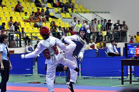 VĐV Trần Thị Mỹ Khanh (phải) giành HCV giải Taekwondo vô địch toàn quốc năm 2015. Ảnh: T.VY