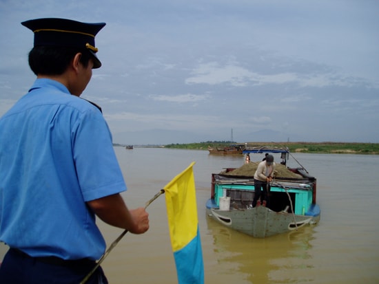 Thanh tra giao thông đường thủy xử lý một phương tiện hút cát trộm ở sông Thu Bồn qua xã Điện Phương (Điện Bàn). Ảnh: T.N