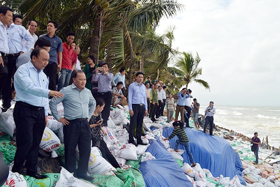 Phó Thủ tướng Nguyễn Xuân Phúc - đại biểu Quốc hội khóa XIII đơn vị Quảng Nam kiểm tra sạt lở bờ biển Cửa Đại trong buổi tiếp xúc cử tri Hội An chiều 30.11.2015. Ảnh: V.LỘC