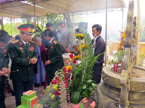 Nén nhang thơm thắm tình đồng đội được thắp lên tại Nhà bia tưởng niệm liệt sĩ Đoàn Pháo binh 577. Ảnh: Bích Liên