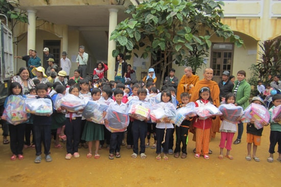 Tặng quà cho học sinh xã A Xan. 