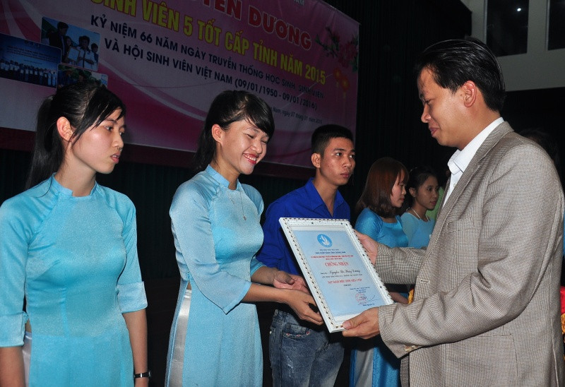 Đồng chí Đinh Nguyên Vũ - Bí thư Tỉnh đoàn, Chủ tịch Hội Sinh viên tỉnh trao tặng chứng nhậ 