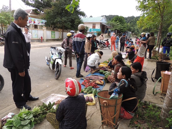 Chợ “chồm hổm” Agrồng họp mỗi chiều. Ảnh: L.P.L.N