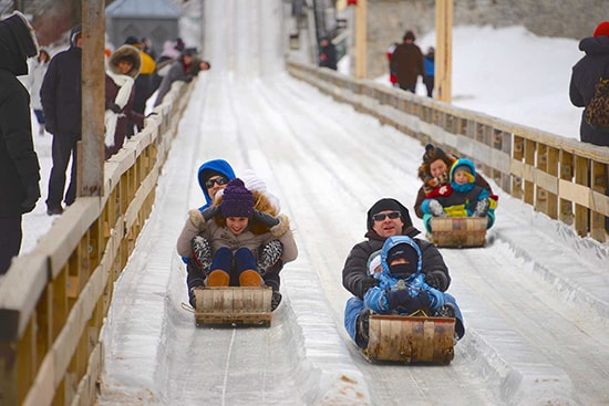 Trẻ em Quebec thích thú trượt tuyết cùng bố mẹ.  (ảnh: carnivalquebec)