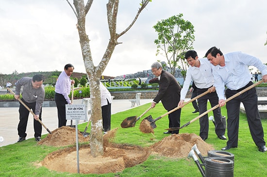 Nguyên Chủ tịch nước Trần Đức Lương cùng các đồng chí lãnh đạo tỉnh trồng cây lưu niệm tại Tượng đài Mẹ Việt Nam anh hùng.