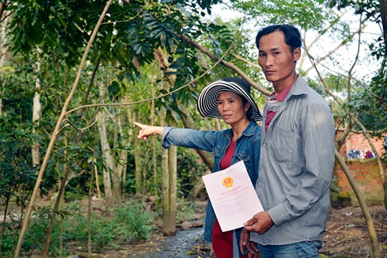 Vợ chồng anh Hùng - chị Thịnh bên thửa đất được xã tư vấn mua và cấp quyền sử dụng dù đất đó thuộc quyền của người khác.  Ảnh: XUÂN THỌ