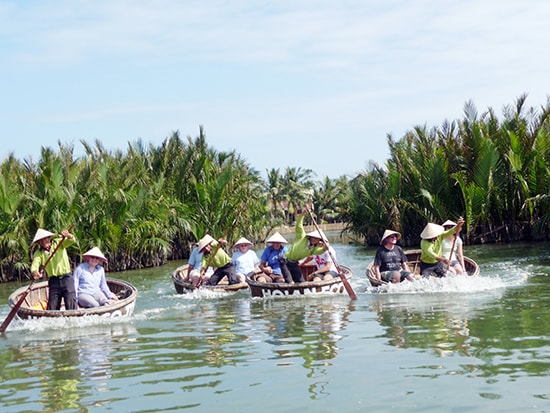 Phát triển du lịch tạo nguồn thu cho người dân.  TRONG ẢNH: Người dân Cẩm Thanh phục vụ du khách tham quan rừng dừa nước. Ảnh: MINH HẢI